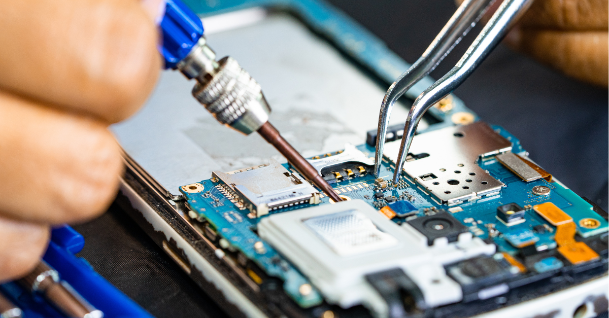 Blog Header_how to reduce it costs with a repair-first strategy Blog post: How to reduce it costs with a repair-first strategy
